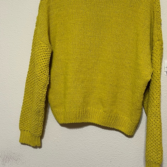 Pre-owned-Love Tree Green Cropped Pullover Sweater. - Picture 4 of 9
